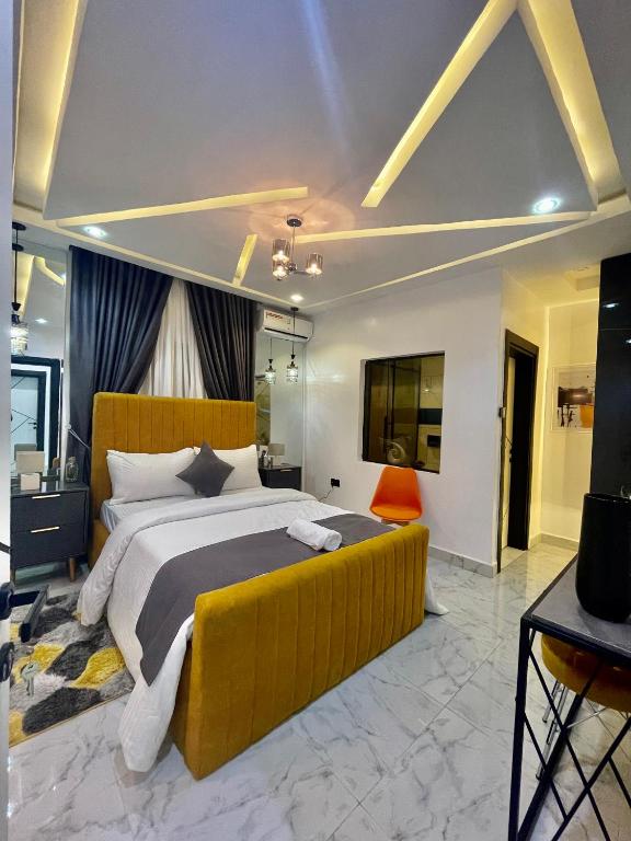 Voodi või voodid majutusasutuse Morak homes - Smart luxury 4-bed with private swimming pool, PS5, snooker, mini gym in reserved secured estate toas