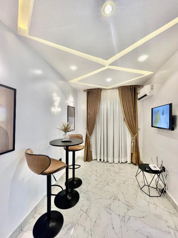 Televiisor ja/või meelelahutuskeskus majutusasutuses Morak homes - Smart luxury 4-bed with private swimming pool, PS5, snooker, mini gym in reserved secured estate