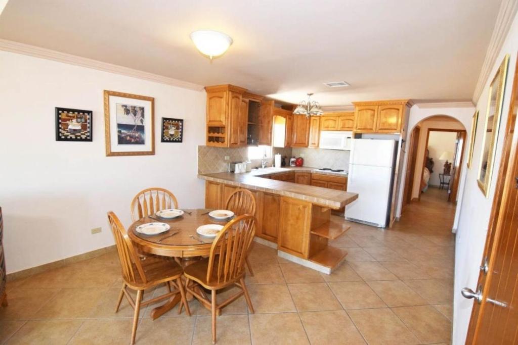 een keuken met een tafel en stoelen en een koelkast bij Beautiful ocean view, Jerry`s condo 3 in San Felipe