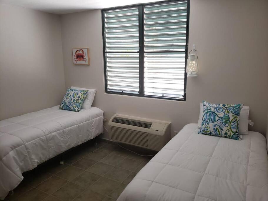 Ένα ή περισσότερα κρεβάτια σε δωμάτιο στο 1st Level Unit Steps to Beach- Cold Air Conditioner at Poza del Mar Luquillo