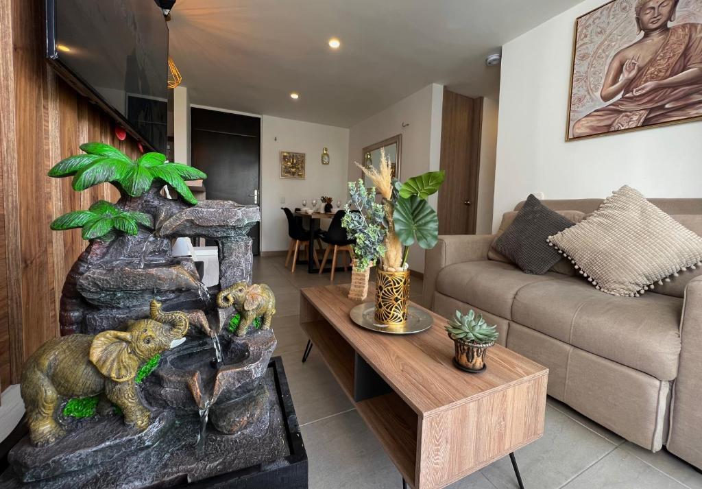 sala de estar con sofá y mesa en Exclusivo Apartamento De Lujo cerca a cable plaza, en Manizales