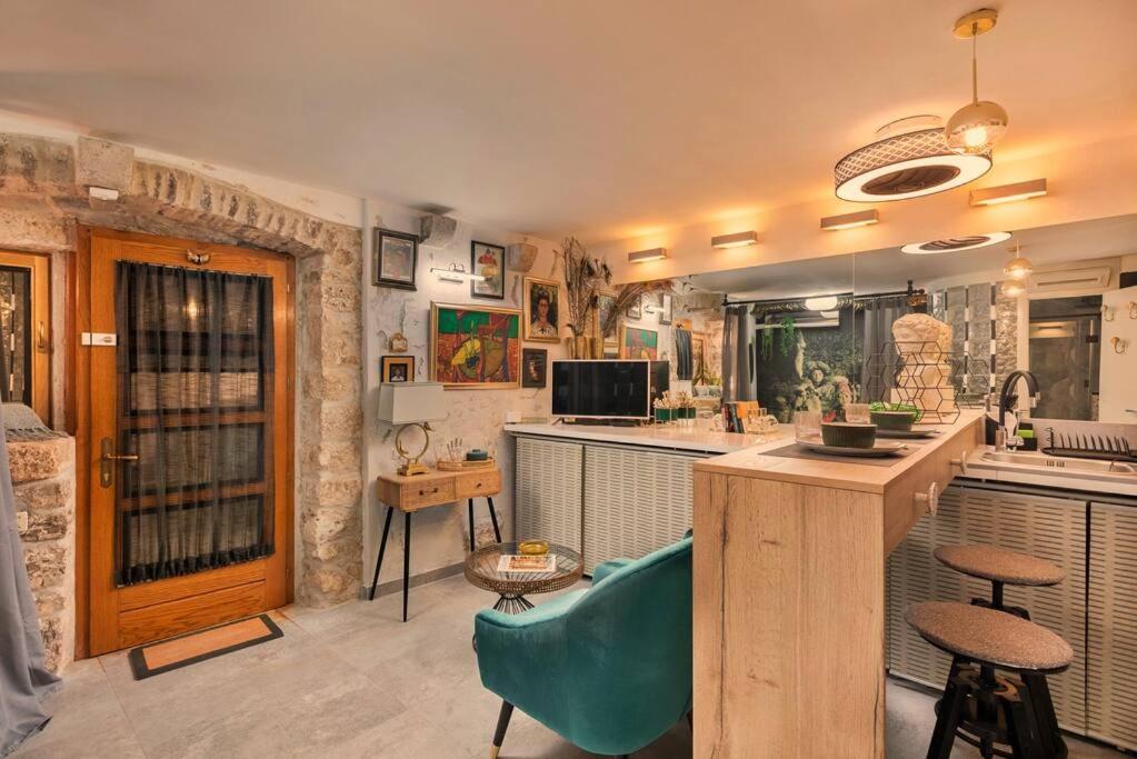 une cuisine avec un bar et une chaise bleue. dans l'établissement City Center Studio Nest, à Makarska
