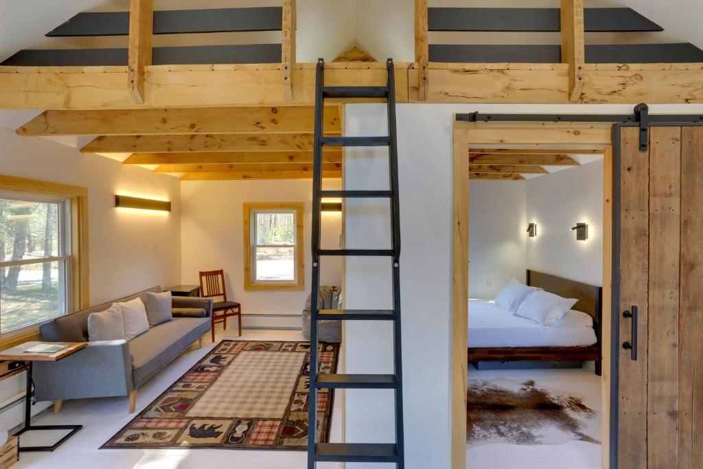 Postel nebo postele na pokoji v ubytování Cozy Catskills Tiny Home about 3 Mi to Bethel Woods!