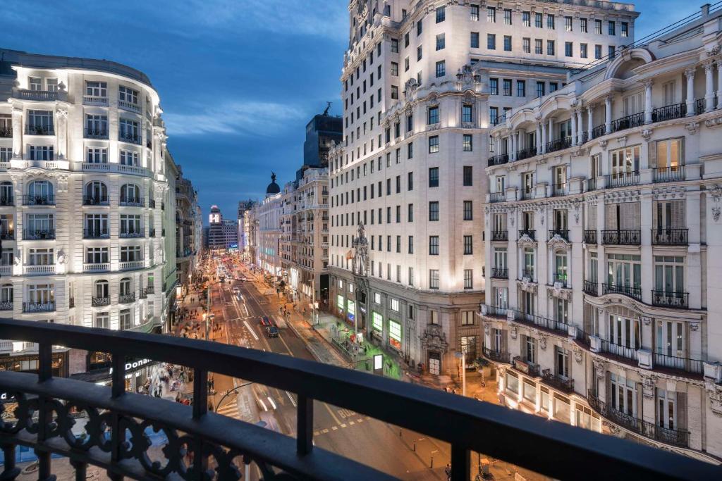 uma vista para uma rua da cidade com edifícios altos em NH Collection Madrid Gran Vía em Madri