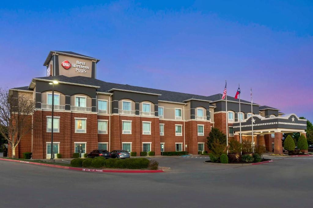 un gran edificio de ladrillo rojo con un hotel en Best Western Plus Duncanville/Dallas, en Duncanville