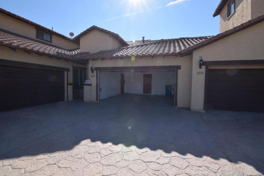 uma casa com garagem e uma entrada em El Dorado Ranch Vacation Rental Condo 25-1 Free Golf pass em San Felipe