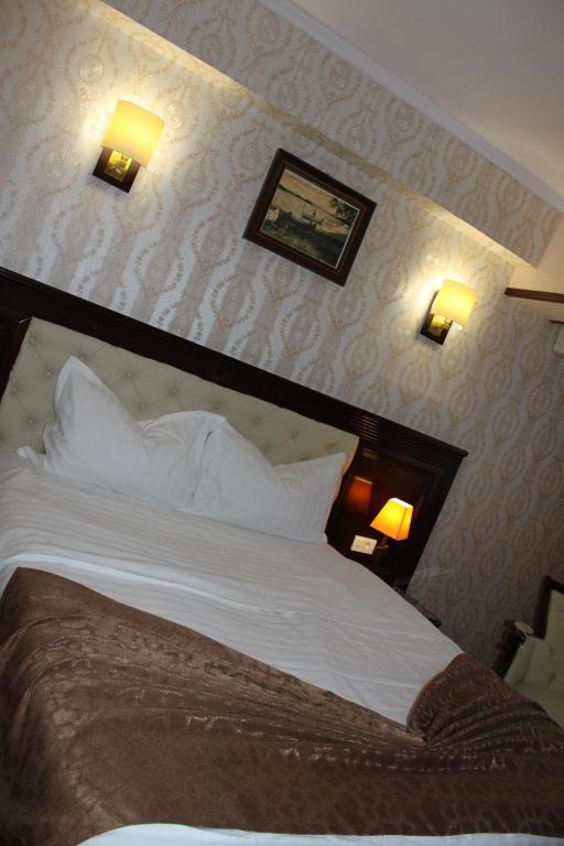 Postel nebo postele na pokoji v ubytování Grand Hotel Orient Braila