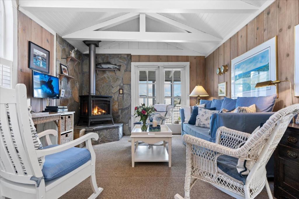 TV a/nebo společenská místnost v ubytování Fishermans Cottage - Sand Dunes Walk to Ocean