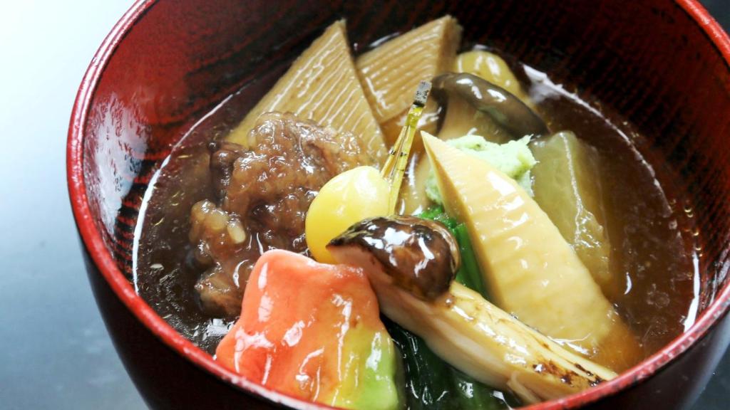 ホテルの敷地内または近くでの食事または食べ物