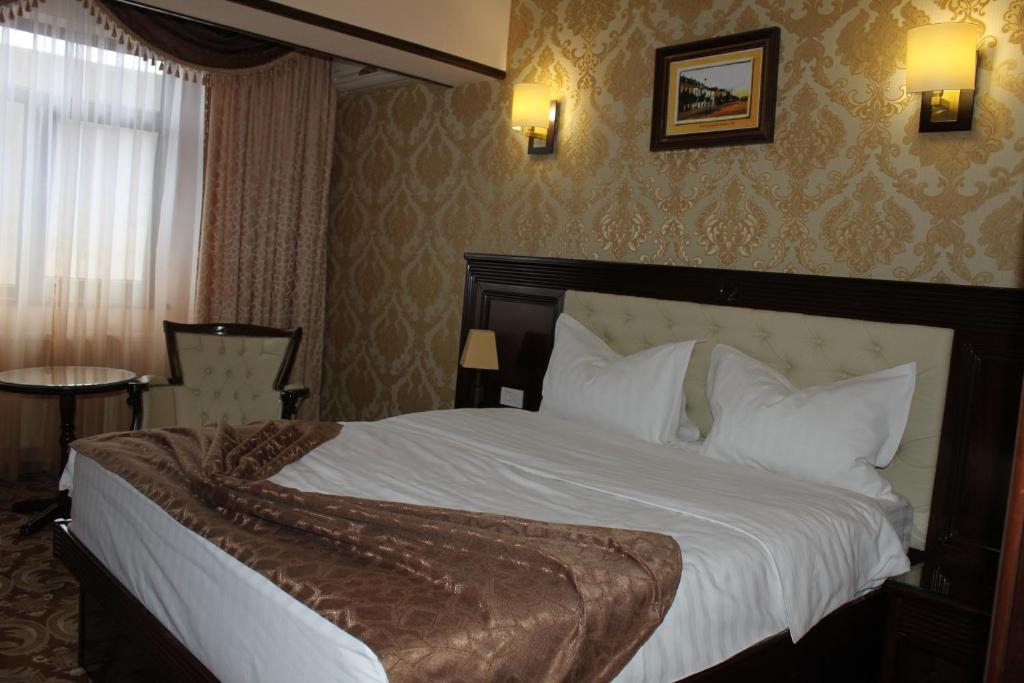 Postel nebo postele na pokoji v ubytování Grand Hotel Orient Braila