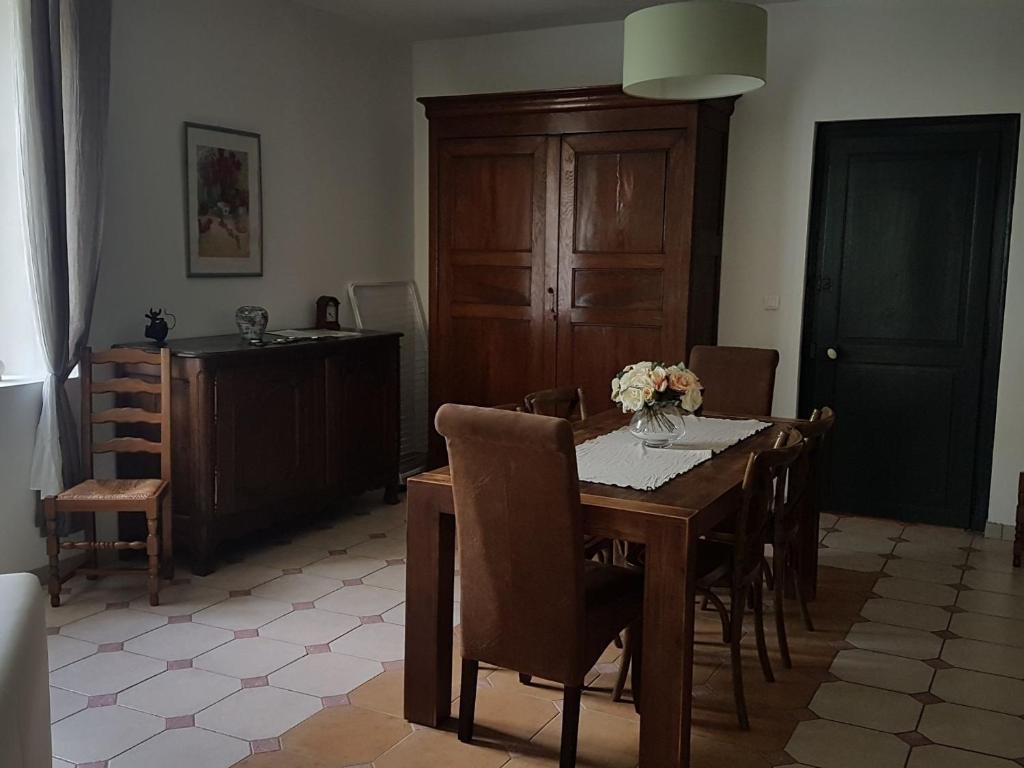uma sala de jantar com uma mesa de madeira e cadeiras em Gîte Toul, 3 pièces, 6 personnes - FR-1-584-65 em Toul