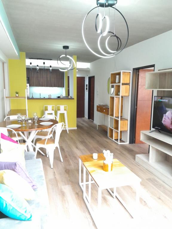 - un salon avec un canapé et une table dans l'établissement Apartamento Nuevo a Estrenar, à Buenos Aires