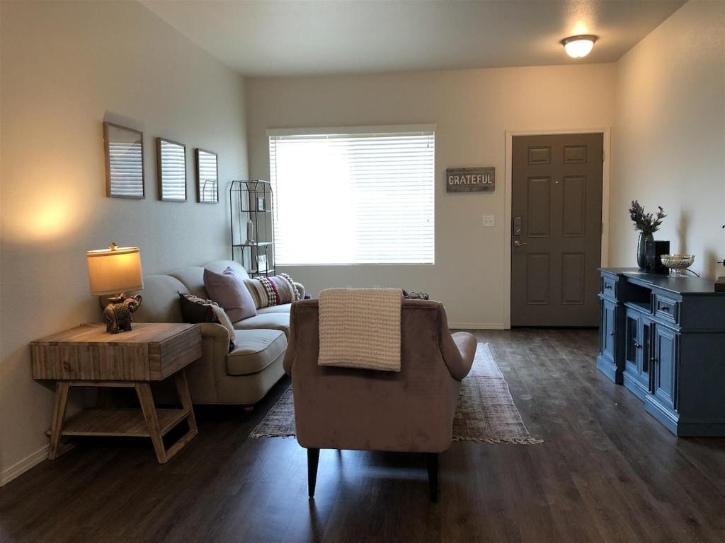 sala de estar con sofá y mesa en Cactus Apartment - Prescott Cabin Rentals, en Prescott