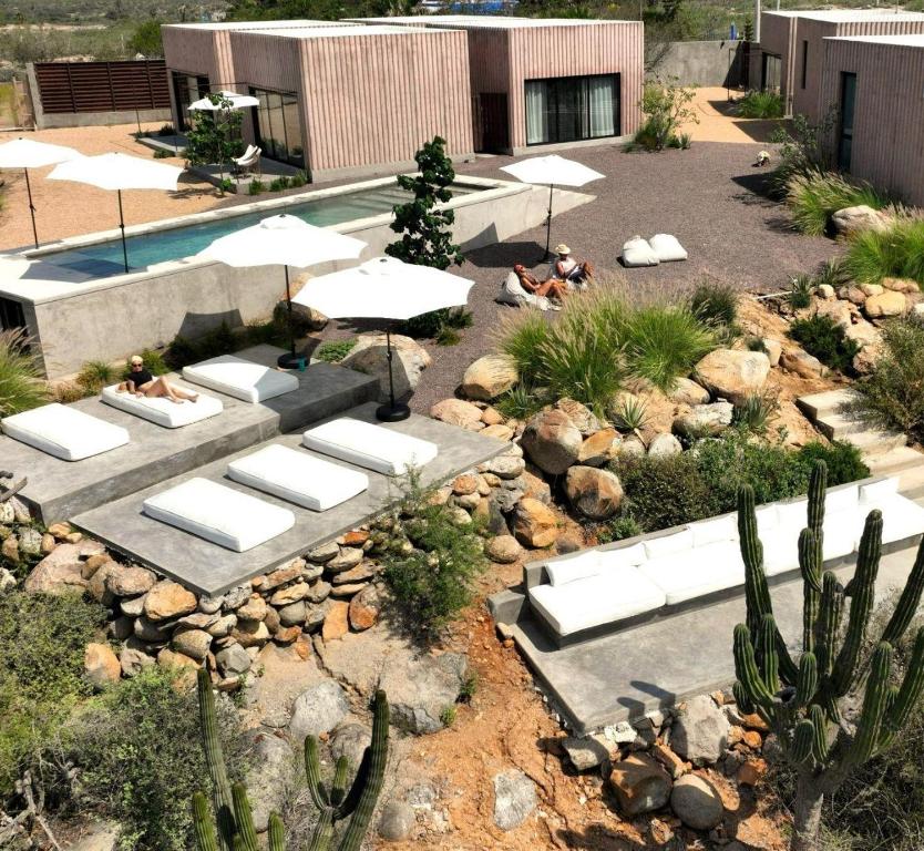 einen Blick über eine Terrasse mit Sonnenschirmen und einem Pool in der Unterkunft Casa Santos in Todos Santos