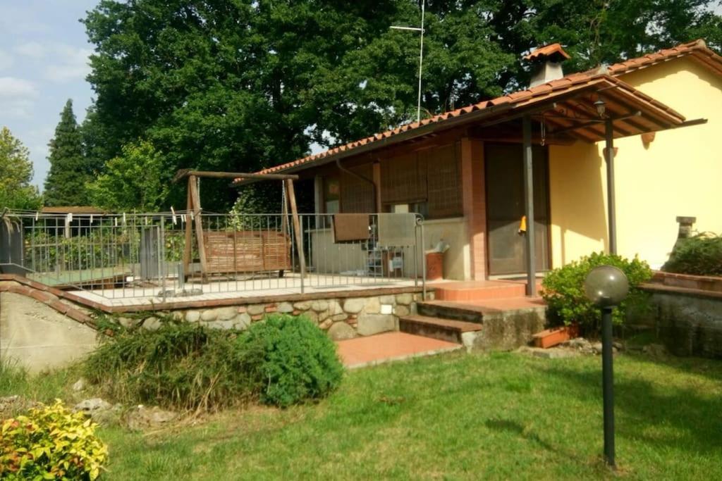 een klein huis met een veranda en een patio bij Peaceful and near town in Terranuova Bracciolini