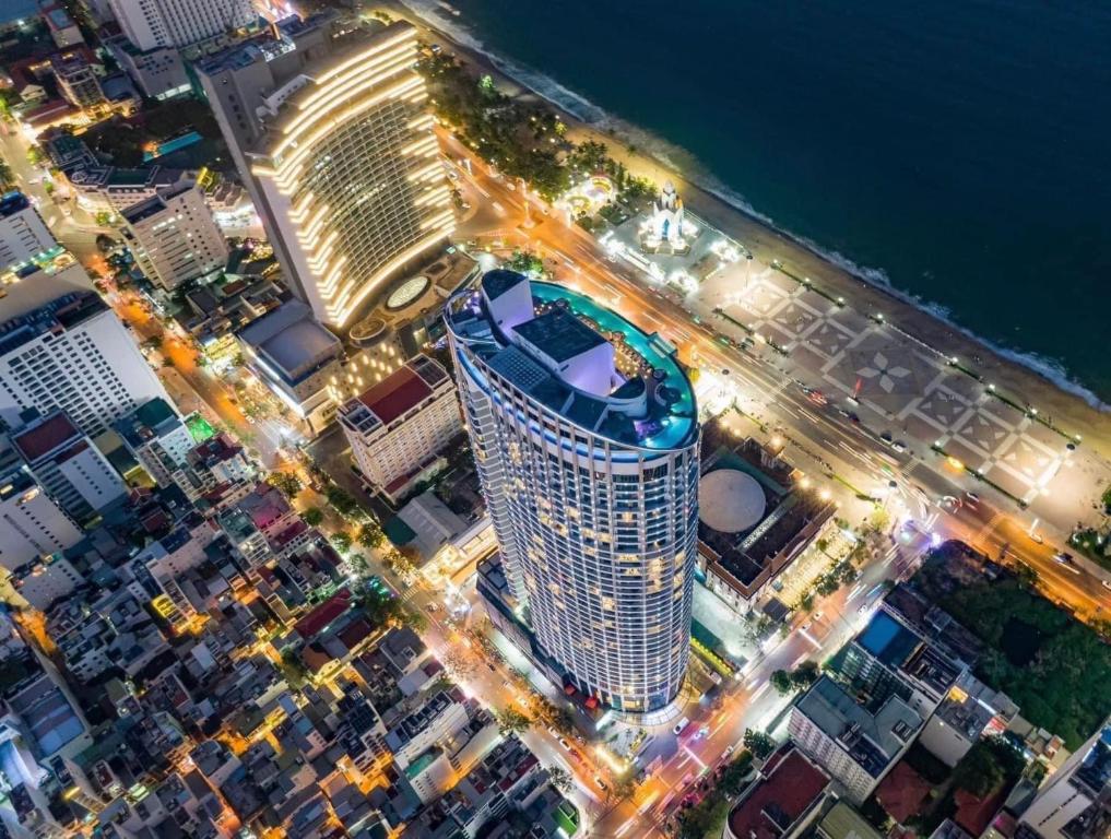 una vista aérea de una ciudad por la noche en Panorama Nha Trang Inn, en Nha Trang