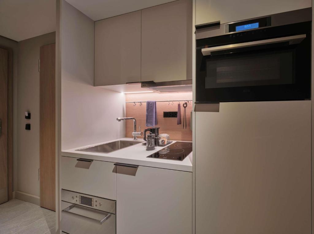 Adina Apartment Hotel Wiesbaden - Premier One-Bedroom Apartment