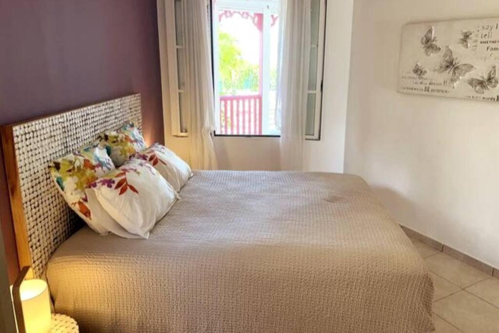 Postel nebo postele na pokoji v ubytování TiSucrier Orient Bay Ocean Front
