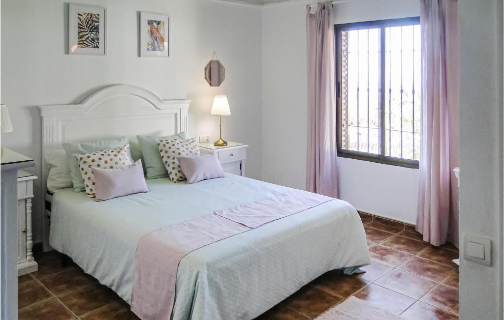 Posteľ alebo postele v izbe v ubytovaní Beautiful Home In Frigiliana