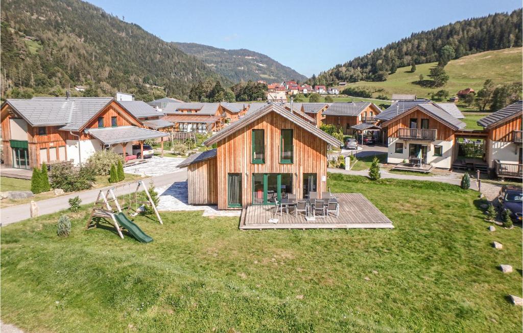 MurauにあるNice Home In Murau With 4 Bedrooms And Saunaの村家屋上空