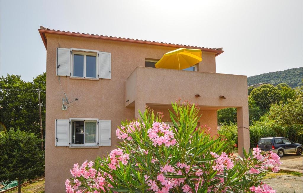 une maison avec un parapluie jaune au-dessus dans l'établissement 3 Bedroom Stunning Apartment In Petreto-biccisano, à Petreto-Bicchisano