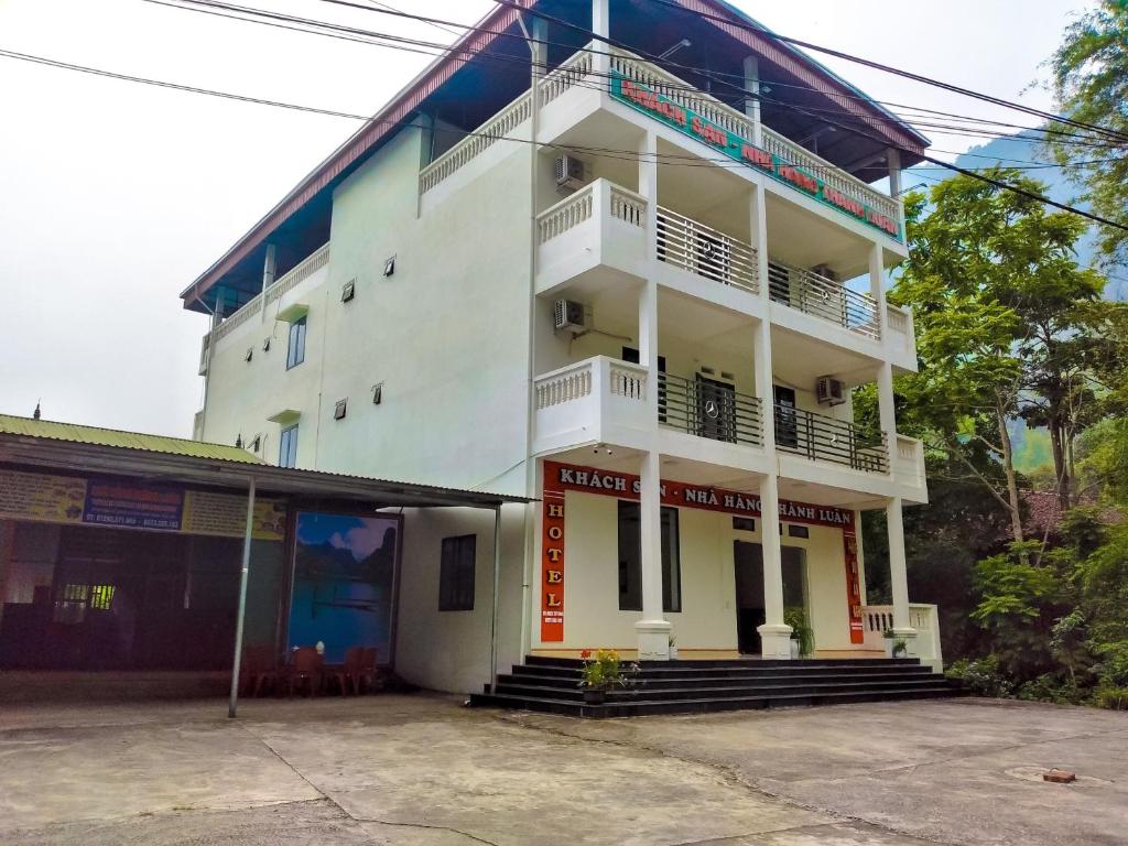 een wit gebouw met een trap en een balkon bij Thành Luân Hotel in Bak Kan