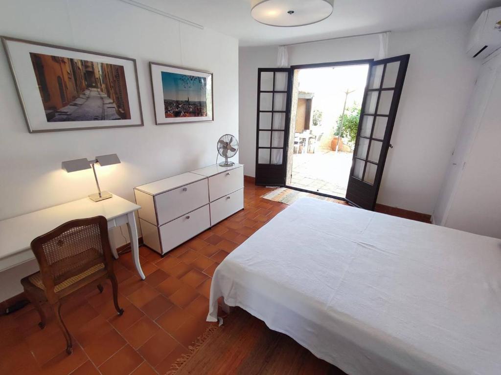 Posteľ alebo postele v izbe v ubytovaní Superbe maison avec 3 chambres, climatisation et barbecues à 1km de la mer - FR-1-726-1