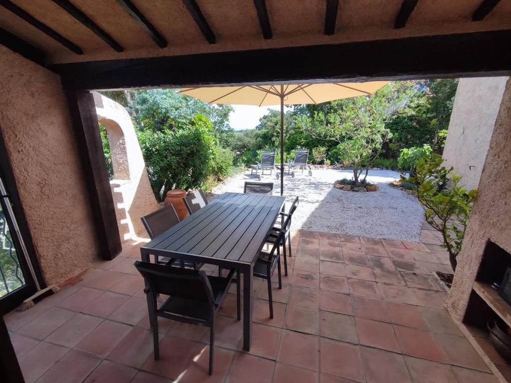 Patio alebo iná vonkajšia časť ubytovania Superbe maison avec 3 chambres, climatisation et barbecues à 1km de la mer - FR-1-726-1