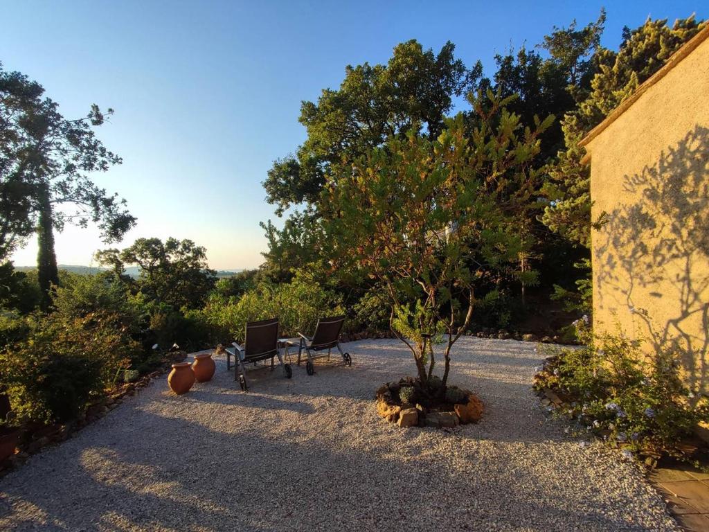 Vonkajšia záhrada v ubytovaní Superbe maison avec 3 chambres, climatisation et barbecues à 1km de la mer - FR-1-726-1