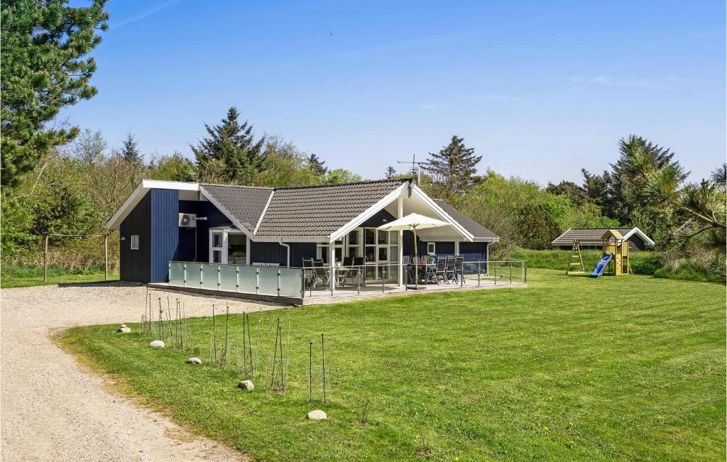 リンケビングにあるFour-Bedroom Holiday Home In Ringkobingの青い家