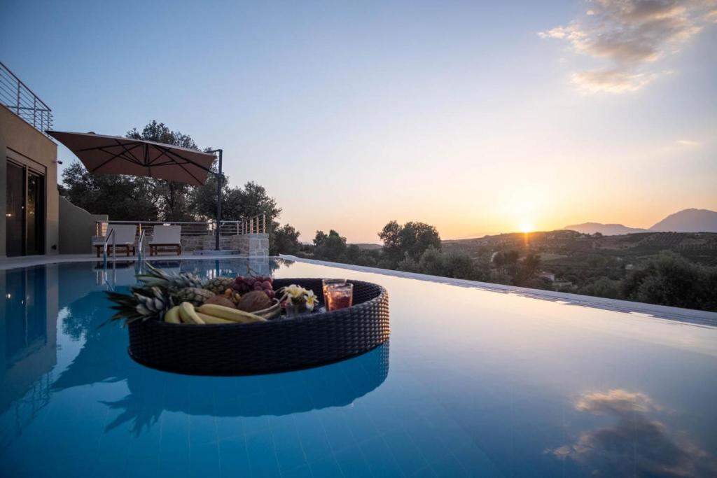 una piscina con un bol de fruta encima en Villa Olea with eco Pool, en Sívas