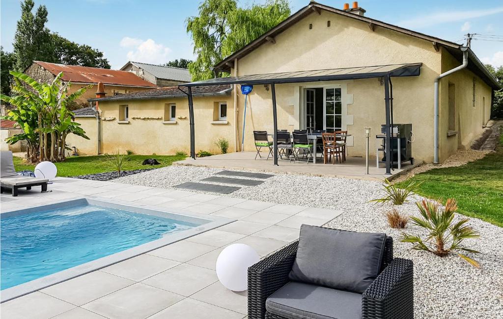 a backyard with a swimming pool and a house at Stunning Home In Montreuil Bellay With 3 Bedrooms, Outdoor Swimming Pool And Heated Swimming Pool in Méron