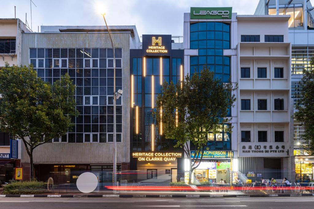 een groep gebouwen in een stad 's nachts bij Heritage Collection on Clarke Quay - A Digital Hotel in Singapore