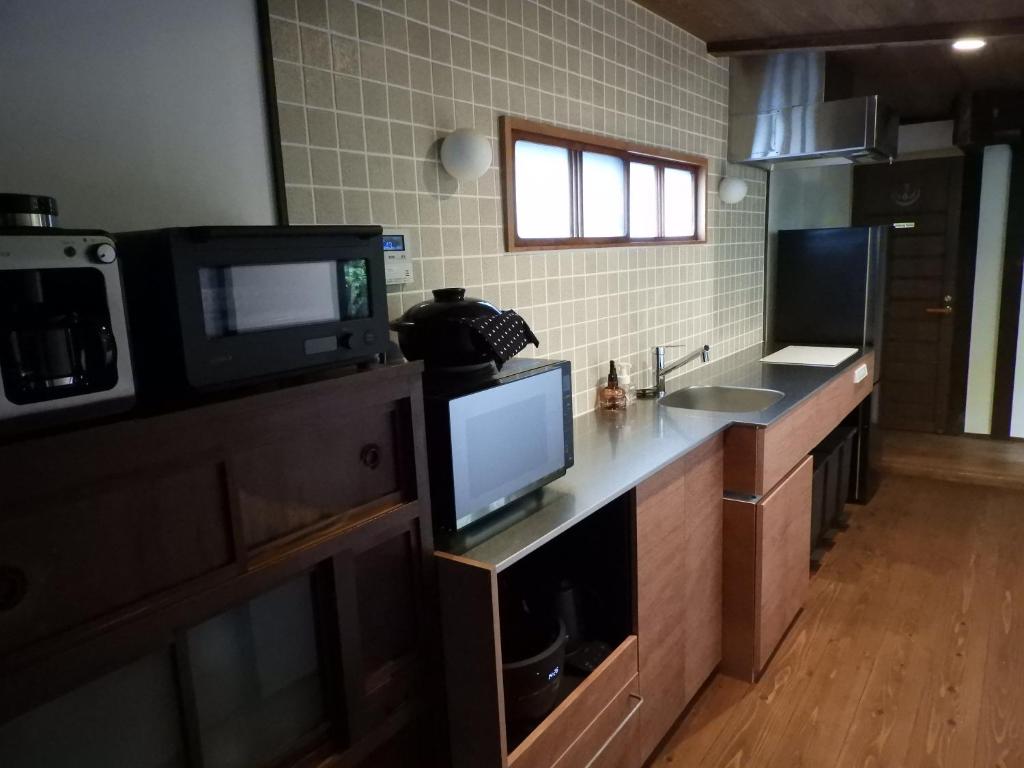 Kuchyň nebo kuchyňský kout v ubytování 古民家の宿宰嘉庵 TraditionalJapaniseHotel Saikaan