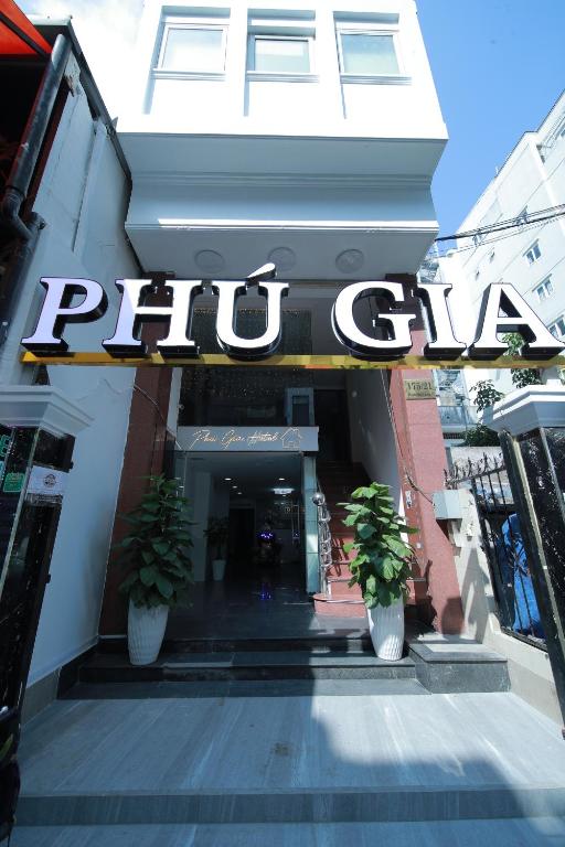 a shop with two potted plants in front of a building at PHÚ GIA BÙI VIỆN HOTEl in Ho Chi Minh City