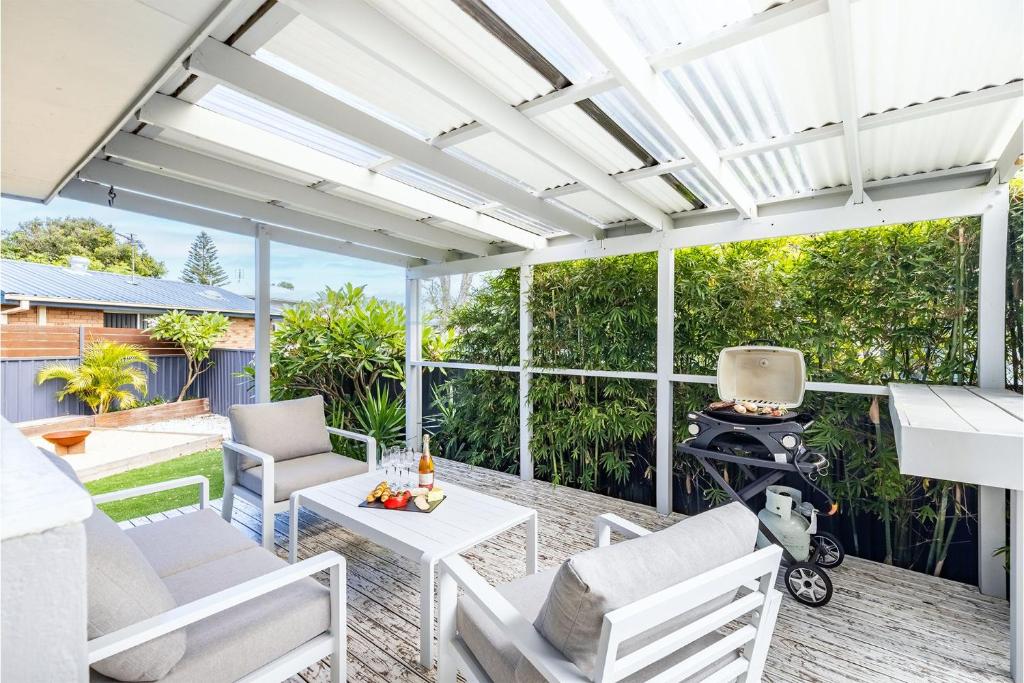 アンナ・ベイにあるSeabreeze 18 Abel Place fantastic holiday house on the beachのベビーカーが置かれたパティオの白いパーゴラ