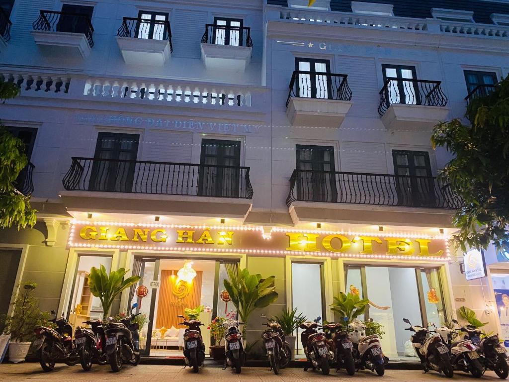 um grupo de motociclos estacionados em frente a um edifício em GIANG HÂN HOTEL em Tây Ninh