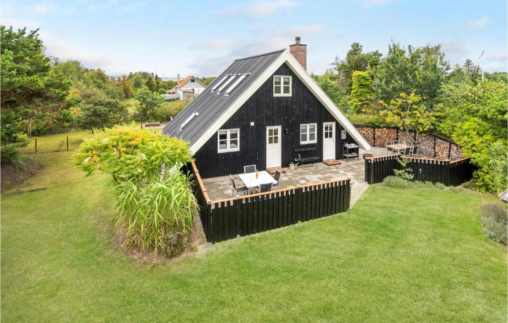 エーベルトフトにあるAwesome Home In Ebeltoft With 3 Bedrooms And Wifiの庭付黒い家屋空見