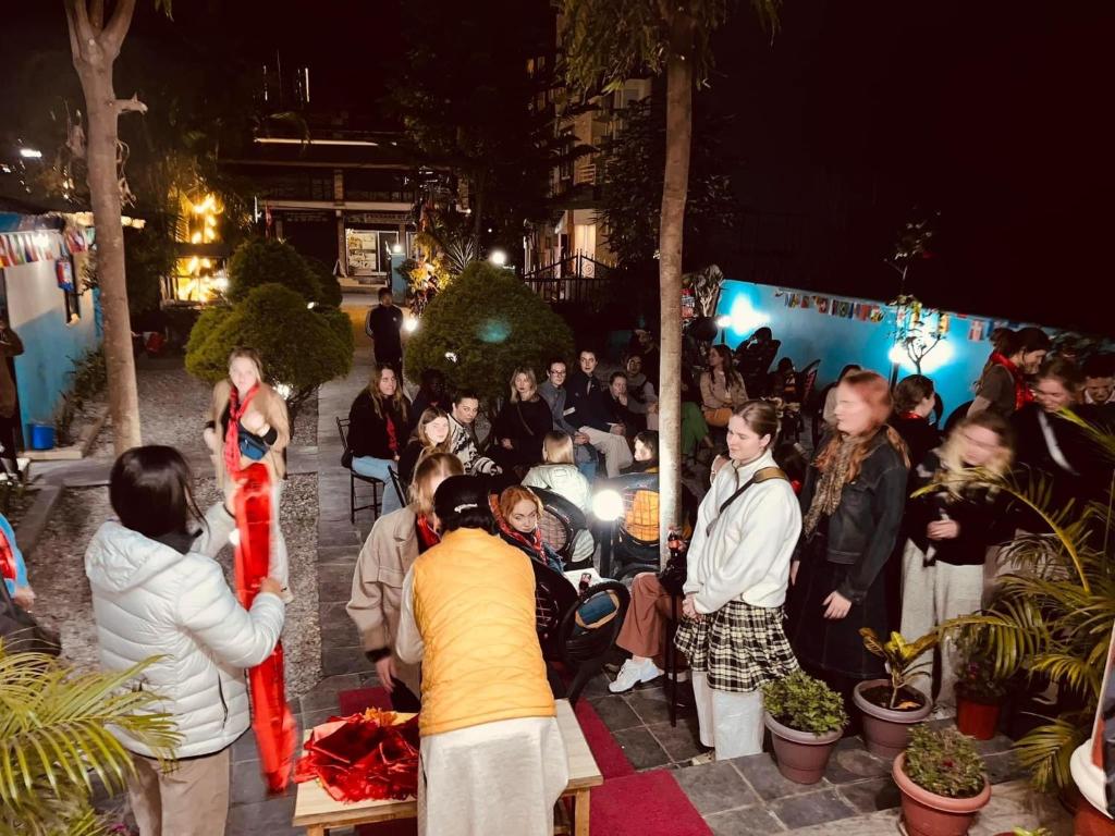 una folla di persone che si aggirano tra la folla di Hotel New Darshan a Pokhara