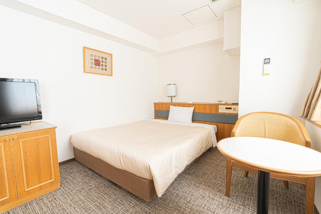 Forest Hongo by unito في طوكيو: غرفة بسرير وتلفزيون وطاولة