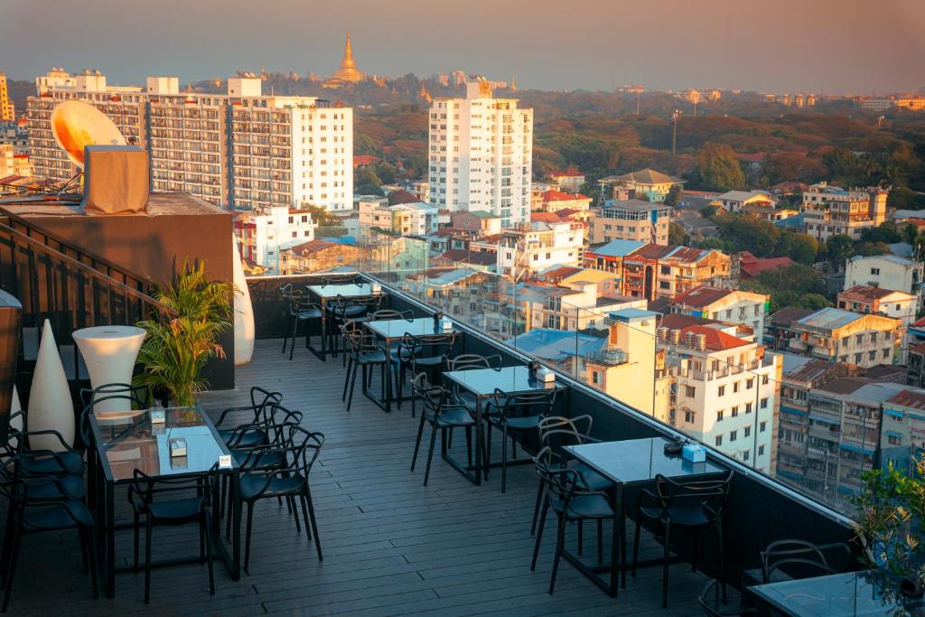 Nespecifikovaný výhled na destinaci Yankoun nebo výhled na město při pohledu z hotelu