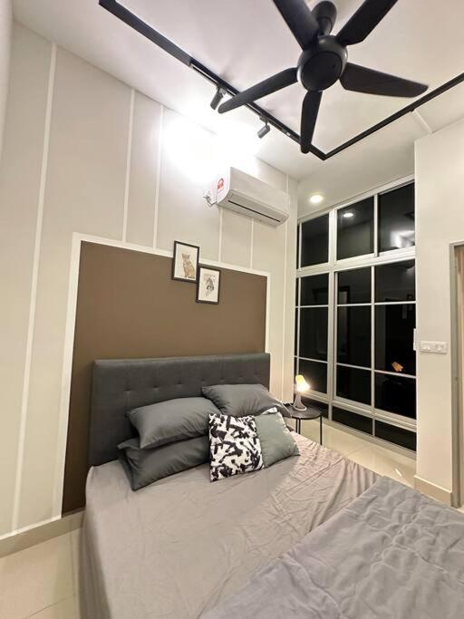 Кровать или кровати в номере Cozy 2 BR Apartment w/ Pool Gym Wi-Fi & Work Space