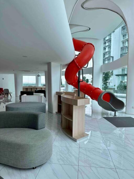 Posezení v ubytování Cozy 2 BR Apartment w/ Pool Gym Wi-Fi & Work Space