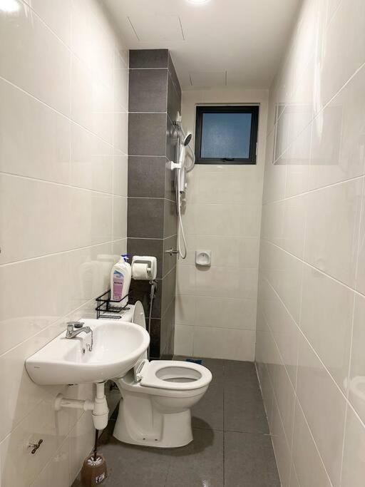 Koupelna v ubytování Cozy 2 BR Apartment w/ Pool Gym Wi-Fi & Work Space