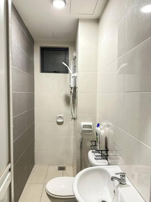 Koupelna v ubytování Cozy 2 BR Apartment w/ Pool Gym Wi-Fi & Work Space