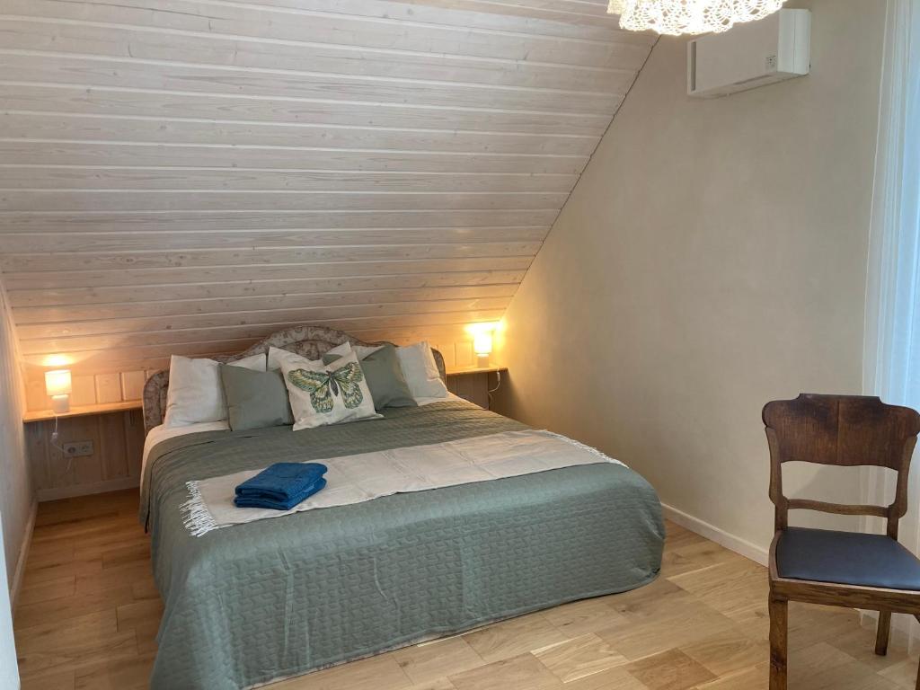 Uma cama ou camas num quarto em Lauku māja Akmeņkalni