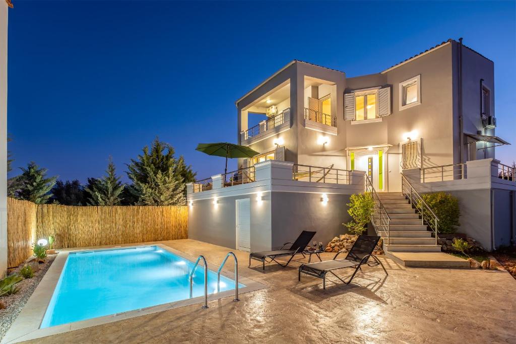Villa con piscina frente a una casa en Emma Hills Villa en Korakiaí