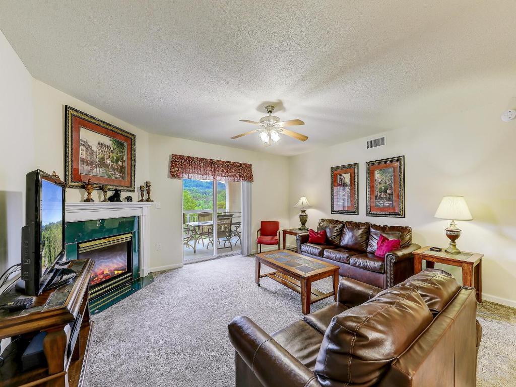 Greenbrier Getaway Whispering Pines 524電視和／或娛樂中心