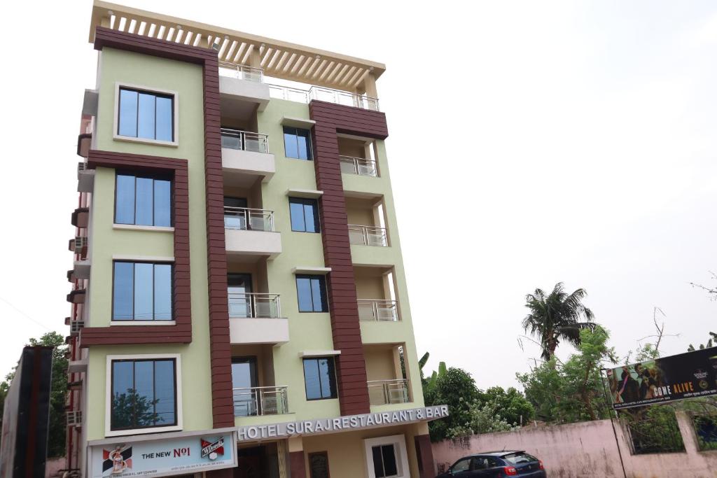 un edificio alto con balcones. en STAYMAKER Hotel Suraj - Only Indian Citizens Allowed, en Haldia