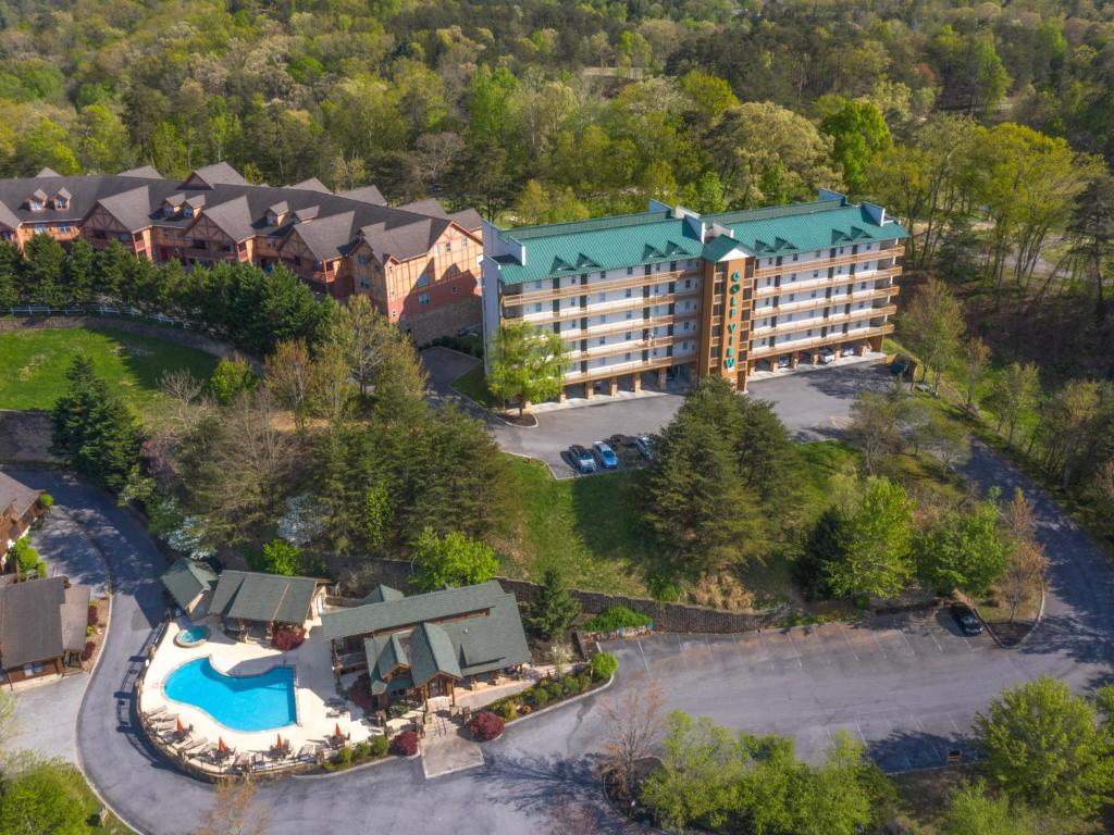 una vista aérea de un hotel con un complejo en Mountain Sanctuary 3204, en Pigeon Forge